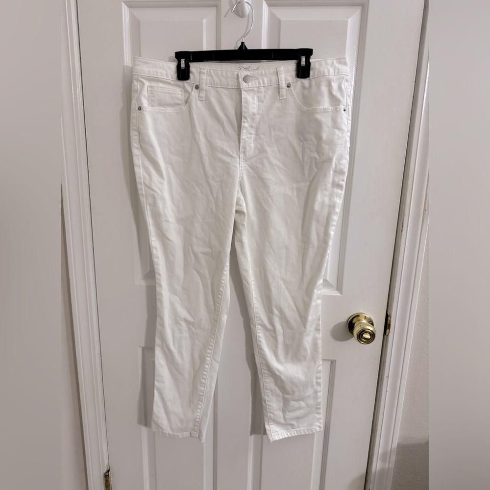 Women’s universal thread size 16 white jean capris